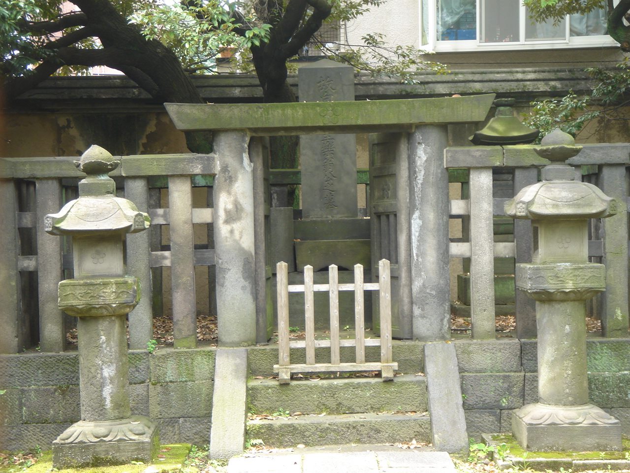 松平定信の墓(霊巌寺)
