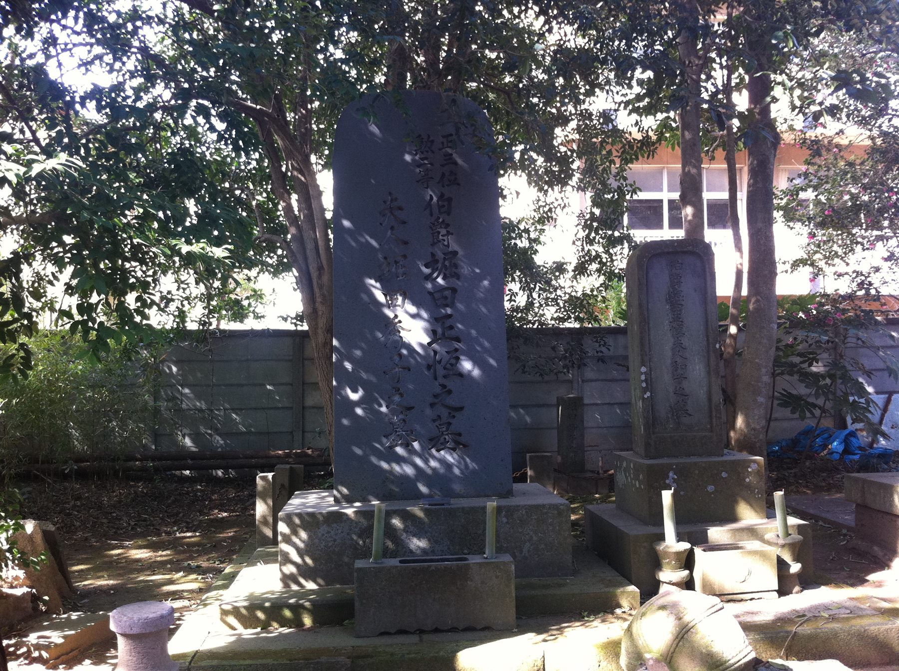 堀田正恒の墓(甚大寺)