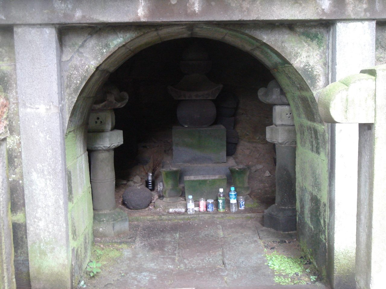 毛利季光の墓(白旗神社裏)