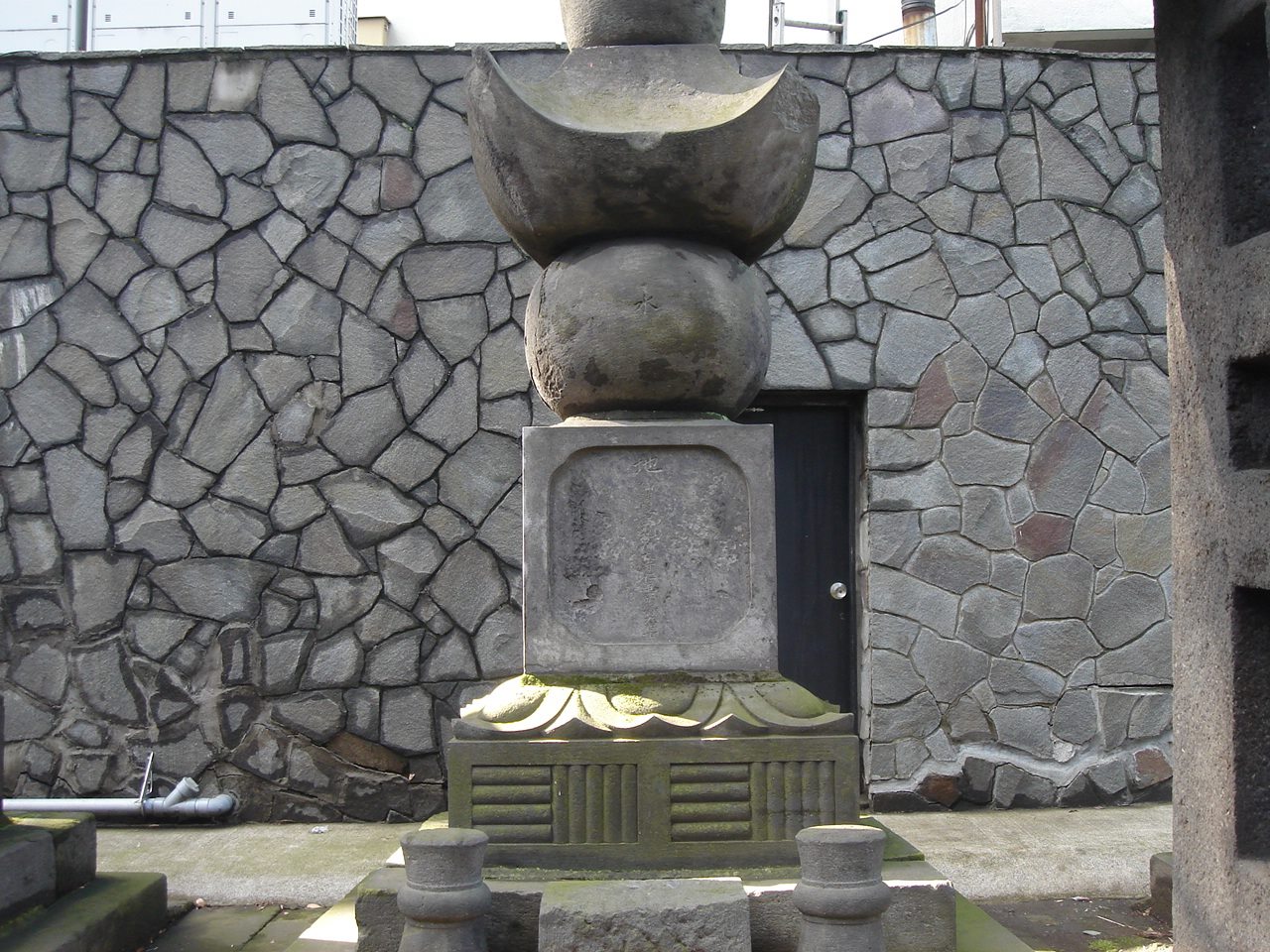 南部信房の墓(金地院)